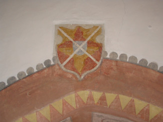Wappen über den Chorbogen mit Malerei